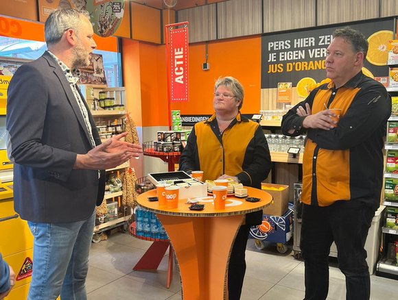 Wethouder Ralph Bogers opent de geldmaat in de Coop supermarkt te Wernhout
