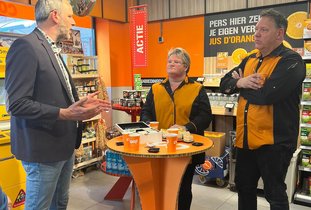 Wethouder Ralph Bogers opent de geldmaat in de Coop supermarkt te Wernhout