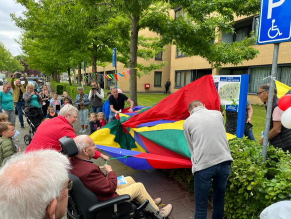 Wethouder trekt een doek van het bord 'start fitroute'.