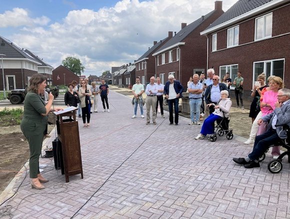 Burgemeester houdt een toespraak voor de aanwezigen