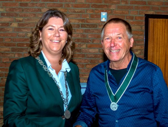 Burgemeester Joyce Vermue met Ad de Bruijn.