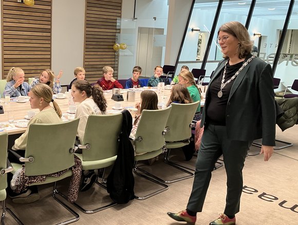Burgemeester Vermue bij de kinderen.