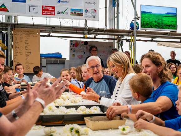 Koningin Máxima bij buurtschap Helpt Elkander