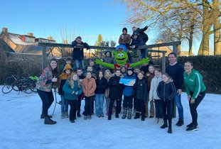 Groepsfoto winnende klas met Sjors Sportief