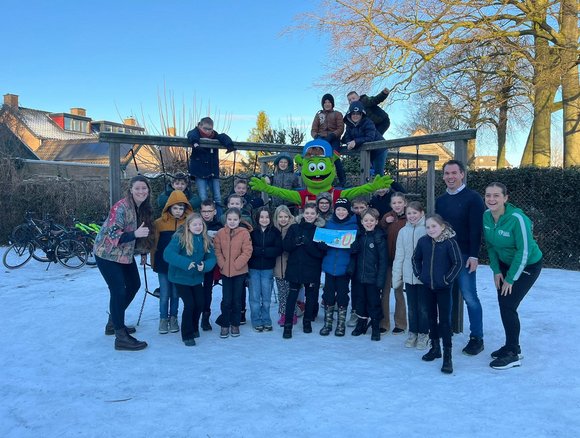 Groepsfoto winnende klas met Sjors Sportief