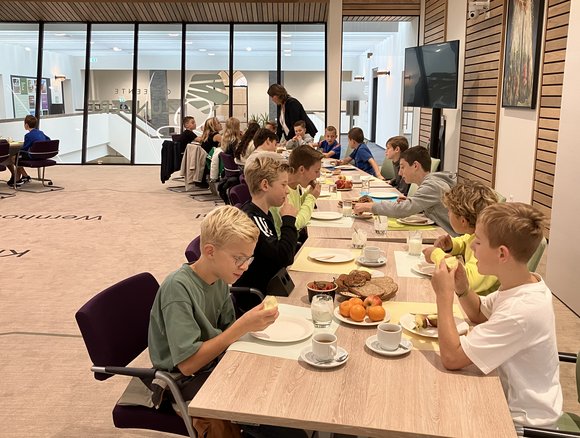 De kinderen van De Wegwijzer aan het ontbijt.