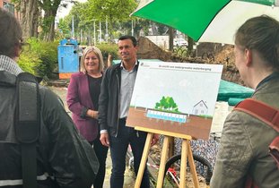 Wethouder Kools en adviseur Antens openen de bijeenkomst
