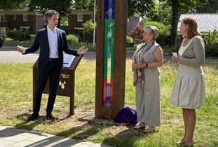 wethouder Voeten bij de grondwatermeter in Zundert