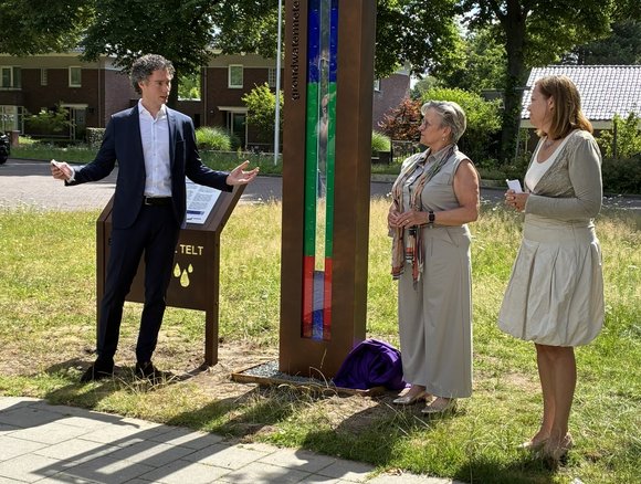 wethouder Voeten bij de grondwatermeter in Zundert