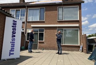  Wethouder Bogers en Ernst Damen onthullen de zonnepanelen