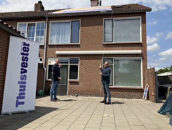  Wethouder Bogers en Ernst Damen onthullen de zonnepanelen