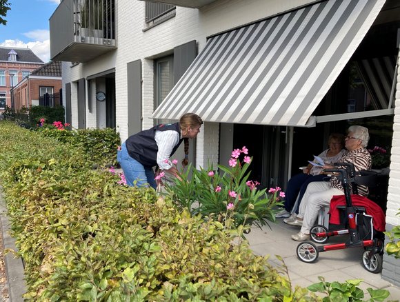 Wethouder Kuijpers deelt Digi-Taalhuis bewaarkrant uit aan inwoners
