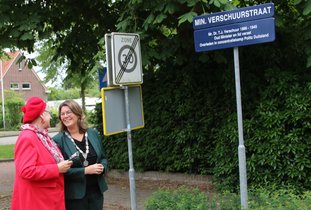 Burgemeester Joyce Vermue bij straatnaambord