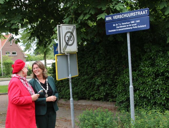 Burgemeester Joyce Vermue bij straatnaambord