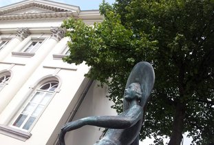 Raadhuis met het beeld corsomeisje