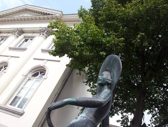 Raadhuis met het beeld corsomeisje