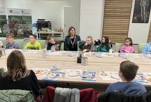Burgemeester Vermue aan tafel bij de kinderen.