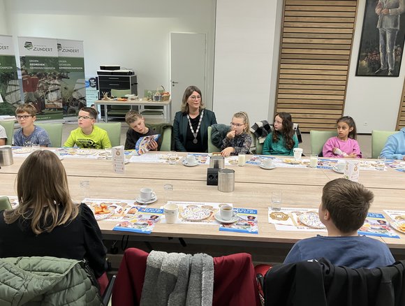 Burgemeester Vermue aan tafel bij de kinderen.