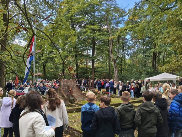 Gemeente Zundert herdenkt slachtoffers Vloeiweide met school en inwoners