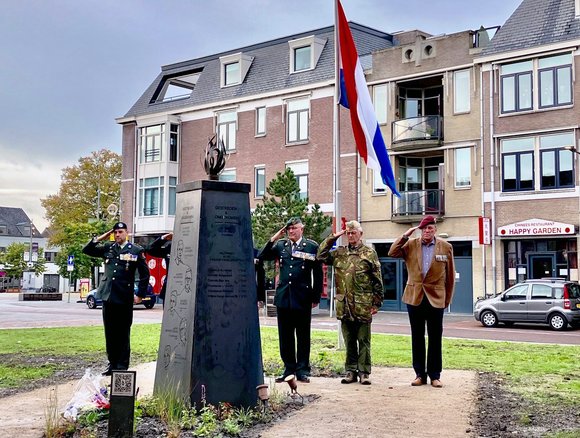 Oud militairen salueren bij het monument