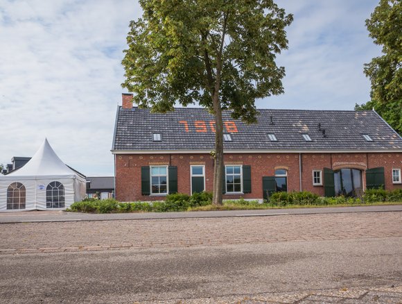 Aanzicht van het gerenoveerde hoofdgebouw