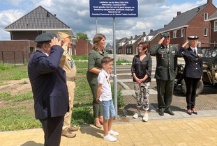 Burgemeester onthult de Lambertus van der Meerstraat