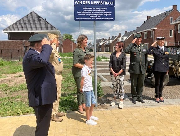 Burgemeester onthult de Lambertus van der Meerstraat