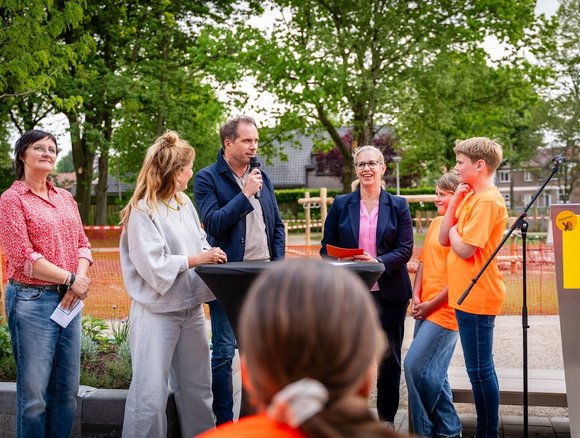 Panelgesprek tijdens de opening van de school en de speelplek