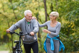 Man en vrouw lopen in het bos 