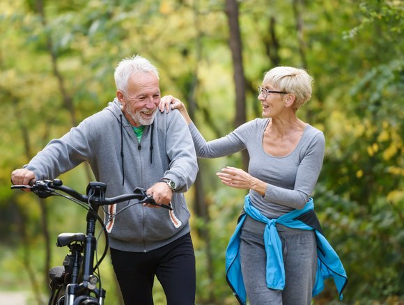 Man en vrouw lopen in het bos 