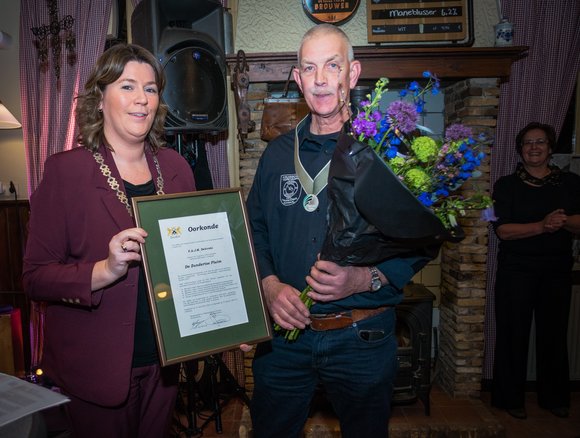 Burgemeester Vermue overhandigt Frans Delcroix de eerste Zundertse Pluim 