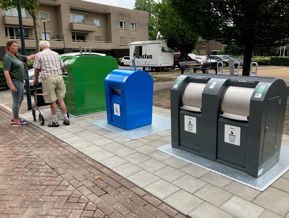 Wethouder toont containers 