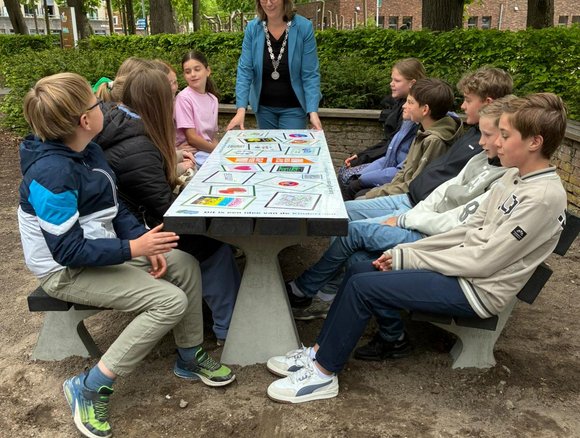 Burgemeester Vermue in gesprek met de kinderraad