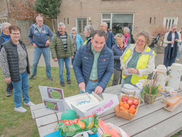 wethouder Wesley van Steen snijdt een taart aan