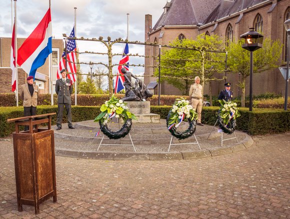 Bloemen bij oorlogsmonument Rijsbergen.