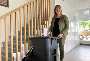 Burgemeester doet haar stembiljet in de stembus.