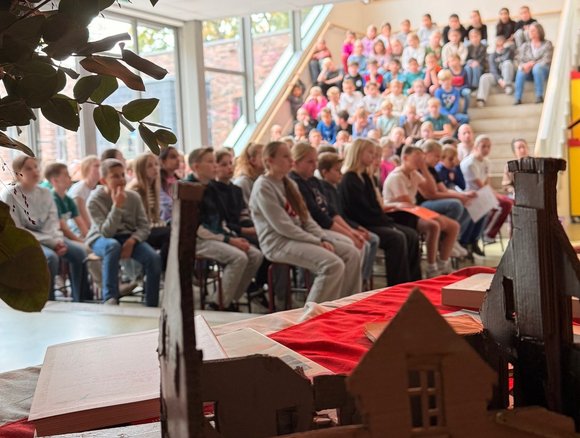 Gemeente Zundert herdenkt slachtoffers Vloeiweide met school en inwoners