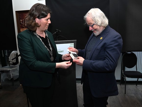 Johan Brosens ontvangt het Ereburgerschap uit handen van burgemeester Joyce Vermue.