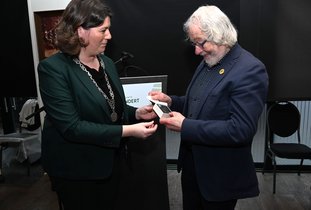 Johan Brosens ontvangt het Ereburgerschap uit handen van burgemeester Joyce Vermue.