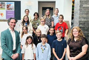De kinderraad met wethouders Voeten en Bon