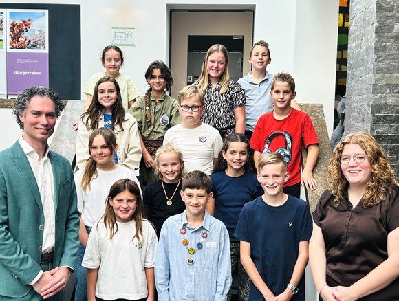 De kinderraad met wethouders Voeten en Bon