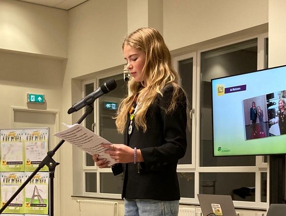 Kinderburgemeester Jot Mutsters houdt haar toespraak