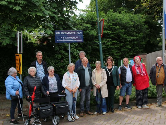 Groepsfoto bij onthulling straatnaambord in Rijsbergen
