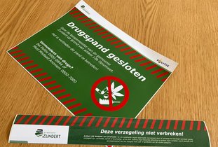 Sticker én verzegeling 'Drugspand gesloten'