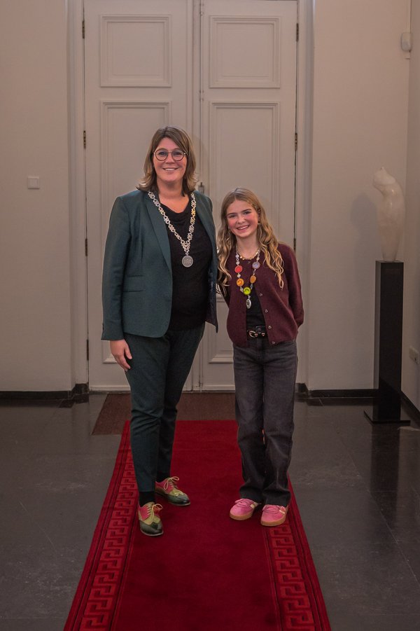 Kinderburgemeester Jot Mutsters en burgemeester Joyce Vermue