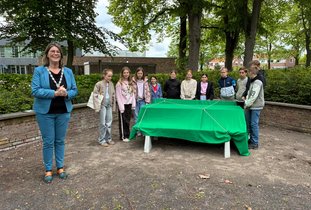 Burgemeester Vermue opent het buddybankje