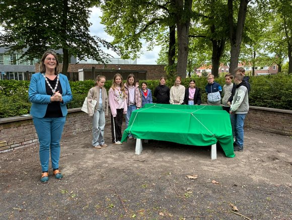 Burgemeester Vermue opent het buddybankje