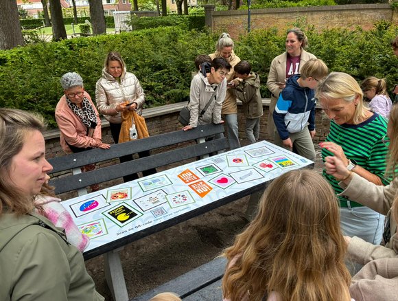 Aanwezigen bekijken het buddybankje