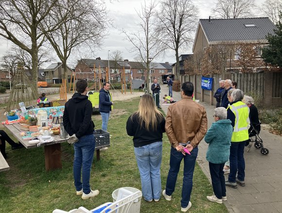Wethouder van Steen spreekt de buurtbewoners toe