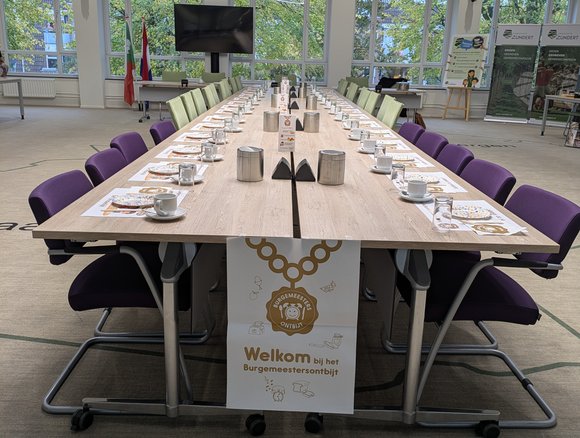 Vooraf was de tafel al keurig gedekt.